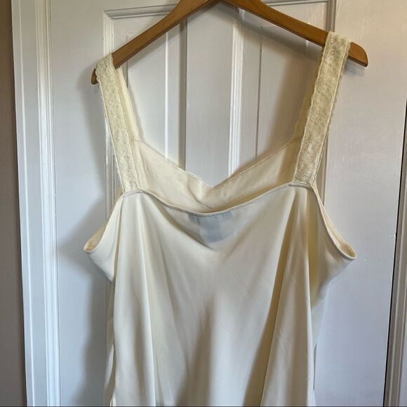 White lace tank top  - Picture 5 of 11